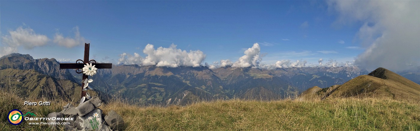 41 Vista panoramica dalla crocetta dell'Aralalta (2006 m) con il Baciamorti (2009 m) a dx.jpg